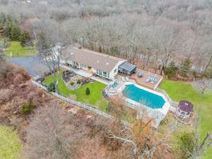 una vista aérea de una casa con piscina en Stunning, Private House in the Hills - Extra calm! en Monroe