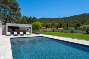 basen na podwórku domu w obiekcie VILLA KOÏ CASTELLET*PISCINE*SPA*SALLE DE SPORT*CINÉMA* w mieście Cuges-les-Pins
