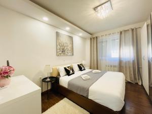 Un dormitorio con una cama grande y una ventana en Apartment "Mimoza 1" self check-in, self check-out en Otočac