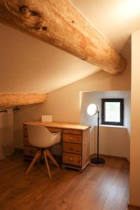 Saint-Étienne-de-Boulogne的住宿－La Grange 1832 - A 10 mins d'Aubenas，阁楼间配有书桌和台灯。