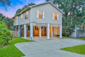 uma casa cinzenta com uma entrada em frente em Sunrise Cottage em Saint Augustine