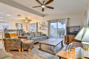uma sala de estar com um sofá e uma televisão em Sunrise Cottage em Saint Augustine