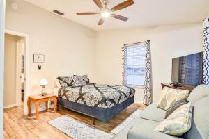 um quarto com uma cama e um sofá em Sunrise Cottage em Saint Augustine