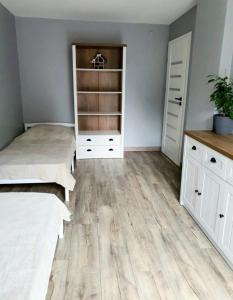 sypialnia z 2 łóżkami i szafą w obiekcie AThome w mieście Czchów