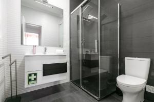 un bagno con wc e doccia in vetro di Casa da Marginal a Peniche Altre 14 foto