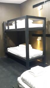 Postel nebo postele na pokoji v ubytování Capsule Hostel Chiangkhan