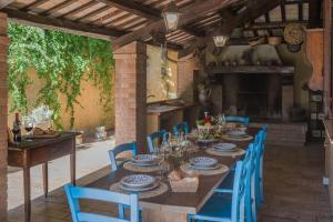 comedor con mesa y sillas azules en Villa Panorama 9 en Pesaro