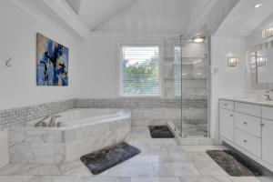 uma casa de banho branca com uma banheira e um chuveiro em Buckheaddream Atlanta6bdrms Wbath In Every Room em Atlanta