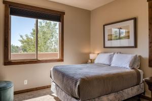 - une chambre avec un lit et une fenêtre dans l'établissement La Jolla, à Santa Fe