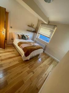 a bedroom with a bed and a window at Luxury Home Angel Station in London