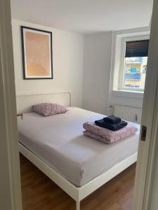 ein Bett mit zwei Kissen darauf in einem Schlafzimmer in der Unterkunft Apartment in the heart of Aalborg in Aalborg