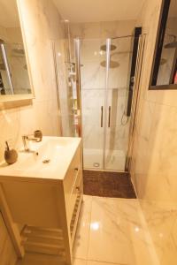 La salle de bains est pourvue d'un lavabo et d'une douche. dans l'établissement Eden House, Cocon intimiste et romantique avec jacuzzi, à Carpentras