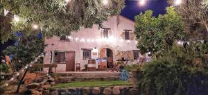 Llinars del VallèsMasia Can Felip B&B的一座带桌椅的庭院的古老房屋