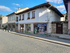 a building on the side of a cobblestone street at Къща за гости Роден край 2 in Elena