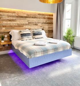 A bed or beds in a room at Coastline Retreats - Cloud9 Newly Renovated, Beautiful Ensuite Rooms Near Seafront in Town Centre, Netflix, SuperFast WiFi, Communal Kitchen