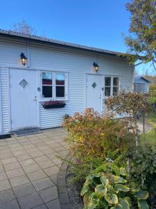 una casa blanca con garaje en Mörk Guesthouse, en Hveragerði