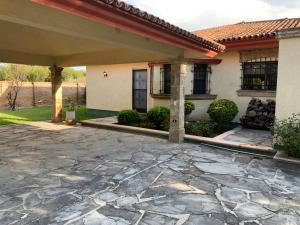 un patio in pietra di fronte a una casa di Finca los Rosales a Parras de la Fuente
