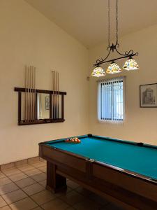 un tavolo da biliardo in un soggiorno con soffitto di Finca los Rosales a Parras de la Fuente