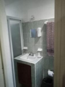 ein Badezimmer mit Waschbecken und Spiegel in der Unterkunft Apartamento Vacacional con A/C in Cozumel