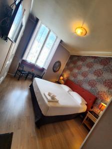 ein Schlafzimmer mit einem großen Bett und einem Fenster in der Unterkunft Hotel Fedora in Florenz