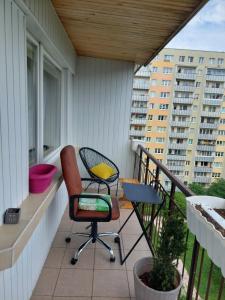 patio z krzesłem i stołem na balkonie w obiekcie Alterra Apartment,13 legionowa street, flat, mieszkanie 41 w mieście Białystok