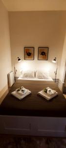 - une chambre avec un lit et 2 serviettes dans l'établissement Vila Santa Cruz Guest House, à Braga