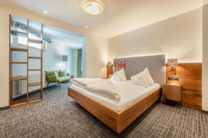 Postel nebo postele na pokoji v ubytování Kräuterhotel Hochzillertal