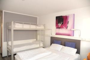 1 dormitorio con 2 literas y 1 cama en hogh Hotel Heilbronn, en Heilbronn