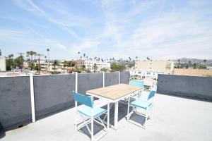 a table and chairs on a balcony with a view at Hollywood Business Suites in Los Angeles