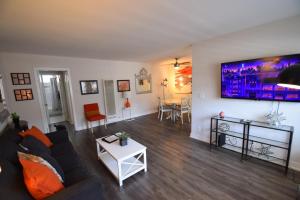 a living room with a couch and a table at Hollywood Business Suites in Los Angeles