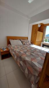 - une chambre avec un lit et une fenêtre dans l'établissement Cosy Apartment in Fantastic Location in City Center, à Poços de Caldas