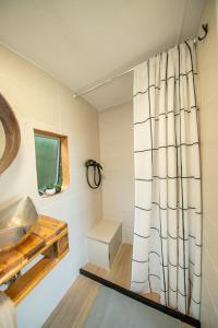 un bagno con lavandino e tenda da doccia di Caravana- Glamping Casa tortuga a La Nucia