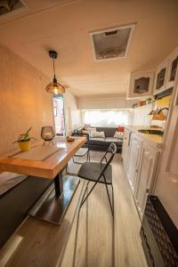 a kitchen with a table and chairs in a room at Caravana- Glamping Casa tortuga in La Nucía