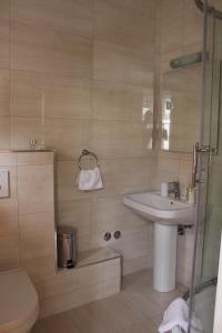 Kúpeľňa v ubytovaní Beachside Apartments Znjan