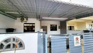 マラッカにあるBK House Melakaの屋根付き建物