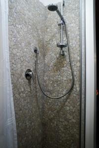 y baño con ducha con cabezal de ducha. en S@sso Matto, en Matera