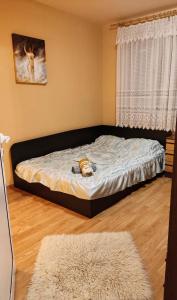een slaapkamer met een bed met een knuffeldier erop bij Sweet Maria Blagoevgrad in Blagoevgrad