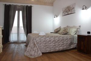 sypialnia z łóżkiem i oknem w obiekcie GUEST HOUSE TZIA UDRONI w mieście Ossi