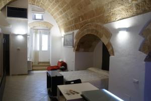 a bedroom with a bed in a room with an arch at S@sso Matto in Matera