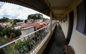 uma varanda com vista para a cidade em Pousada Pouso Alto em Pouso Alto