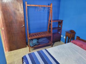 1 dormitorio con 1 cama y puerta de madera en EL RINCON DE ROSA 2 en 