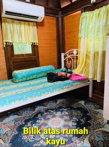 a room with a bench and a window at Hometostay Bokbak Kupang 