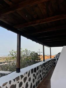 Blick auf die Wüste vom Dach eines Gebäudes in der Unterkunft Apartamento La Higuera in Güime