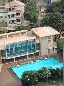 una vista aérea de un edificio con piscina en Royal Suites - 3 rooms Appt -Blue en Pune