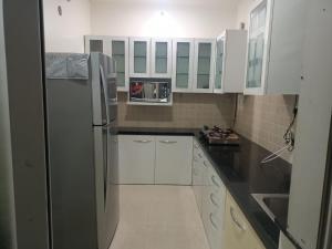 Virtuvė arba virtuvėlė apgyvendinimo įstaigoje Royal Suites - 3 rooms Appt -Blue