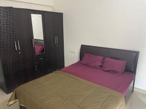Cama o camas de una habitación en Royal Suites - 3 rooms Appt -Blue