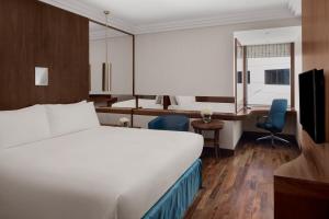 リヤドにあるクラウンプラザ ホテル リヤド ミナルのベッドとデスクが備わるホテルルームです。
