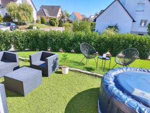 un patio trasero con piscina, sillas y un inflable en Cocoon Bed and Breakfast en Fegersheim