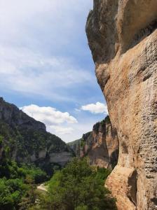 - une vue sur une montagne rocheuse avec une route dans l'établissement Appartement chaleureux avec Jacuzzi, à Banassac