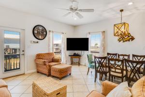 TV a/nebo společenská místnost v ubytování Relax by the Bay